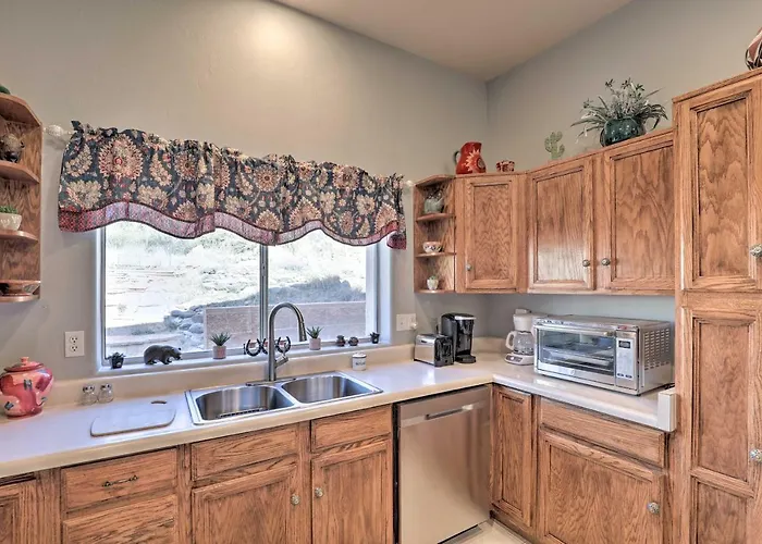 Dom wakacyjny Desert Gem W/ Patio + Grill, Near St. Park! *