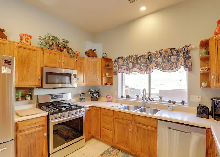 Dom wakacyjny Desert Gem W/ Patio + Grill, Near St. Park!