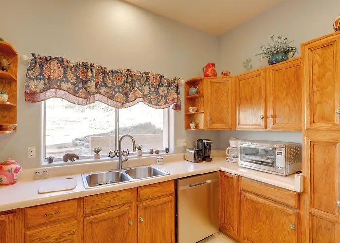 Dom wakacyjny Desert Gem W/ Patio + Grill, Near St. Park! *