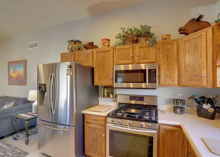 Dom wakacyjny Desert Gem W/ Patio + Grill, Near St. Park!